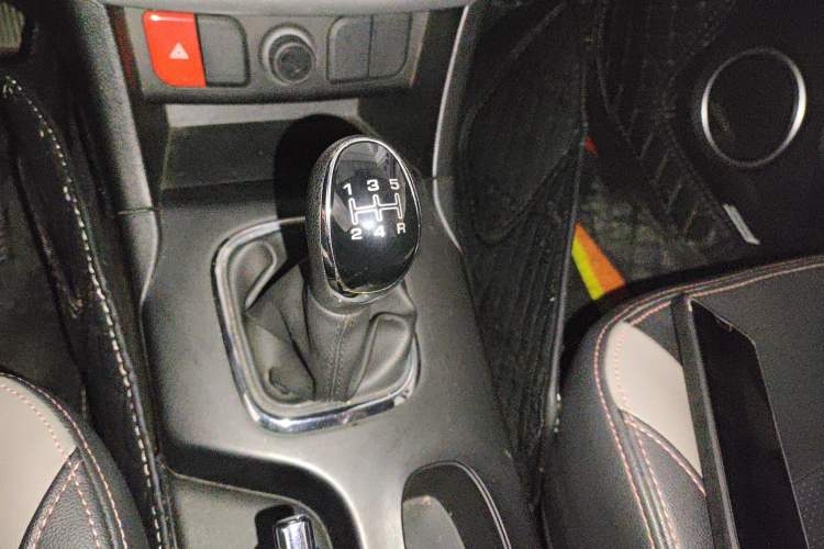 Used HYOSOW H3 2015 1.5L manual Comfort trim level Gear Lever