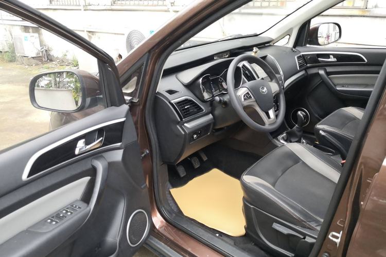 Used HYOSOW H3 2015 1.5L manual Comfort trim level Interior 3