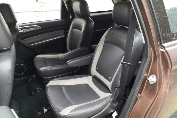Used HYOSOW H3 2015 1.5L manual Comfort trim level Interior 4