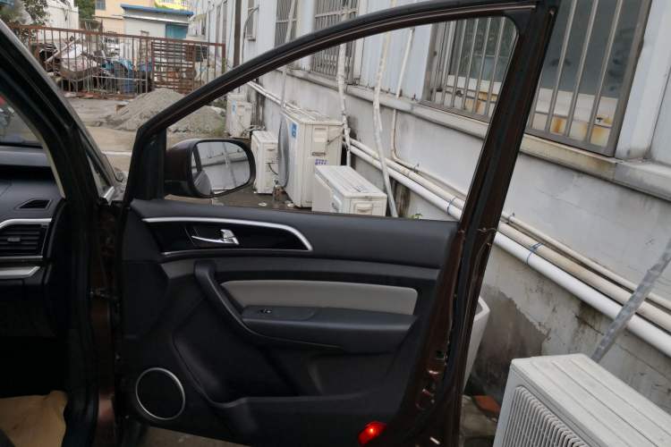 Used HYOSOW H3 2015 1.5L manual Comfort trim level Interior 5