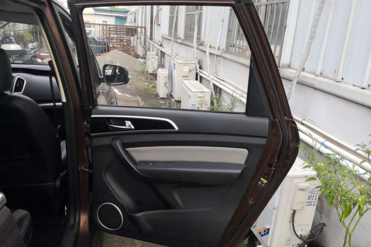 Used HYOSOW H3 2015 1.5L manual Comfort trim level Interior 6