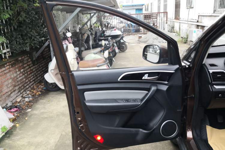 Used HYOSOW H3 2015 1.5L manual Comfort trim level Interior 7
