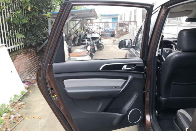 Used HYOSOW H3 2015 1.5L manual Comfort trim level Interior 8