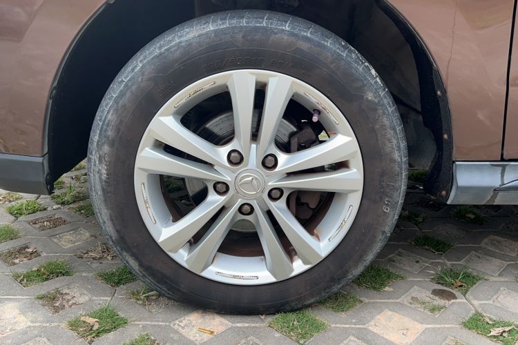 Used HYOSOW H3 2015 1.5L manual luxury version Left Front Wheel Hub