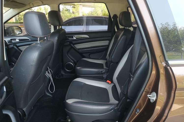 Used HYOSOW H3 2015 1.5L manual Comfort trim level Left Rear Seat