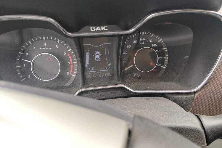 Used HYOSOW H3 2015 1.5L manual Comfort trim level Odometer Close Up