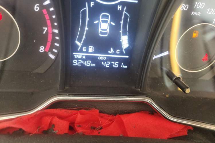 Used HYOSOW H3 2015 1.5L manual Comfort trim level Odometer Close Up