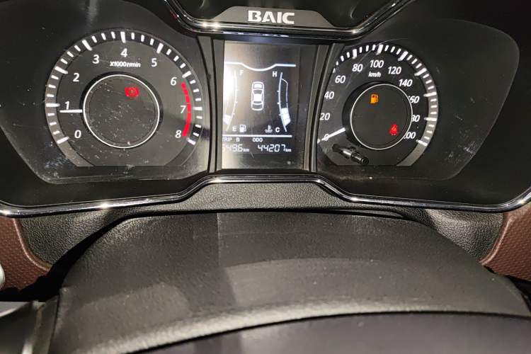 Used HYOSOW H3 2015 1.5L manual Comfort trim level Odometer Close Up