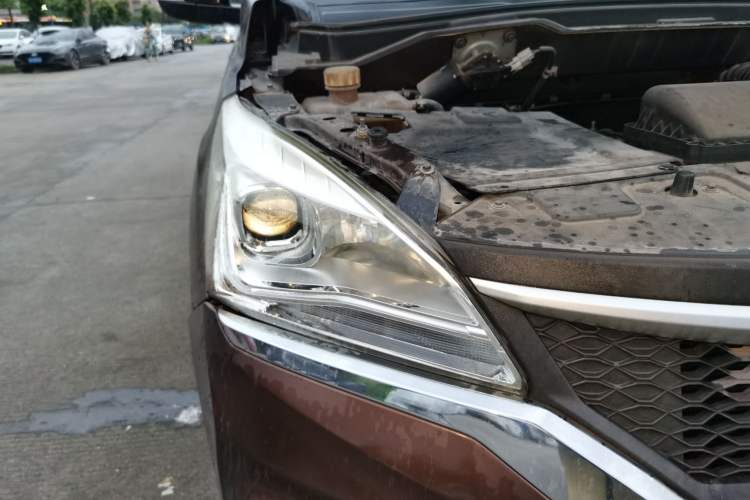 Used HYOSOW H3 2015 1.5L manual luxury version Right Front Headlight