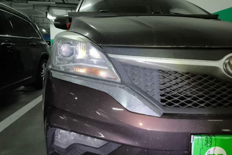 Used HYOSOW H3 2015 1.5L manual luxury version Right Front Headlight