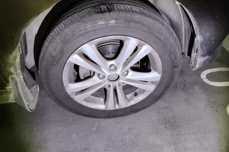 Used HYOSOW H3 2015 1.5L manual luxury version Right Front Wheel Hub