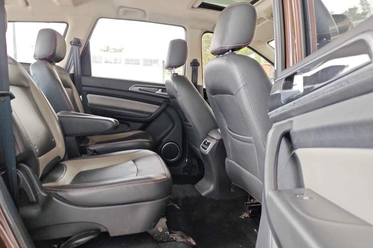 Used HYOSOW H3 2015 1.5L manual luxury version Right Rear Seat
