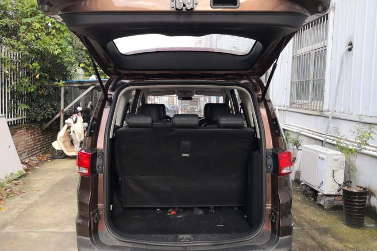 Used HYOSOW H3 2015 1.5L manual Comfort trim level Trunk
