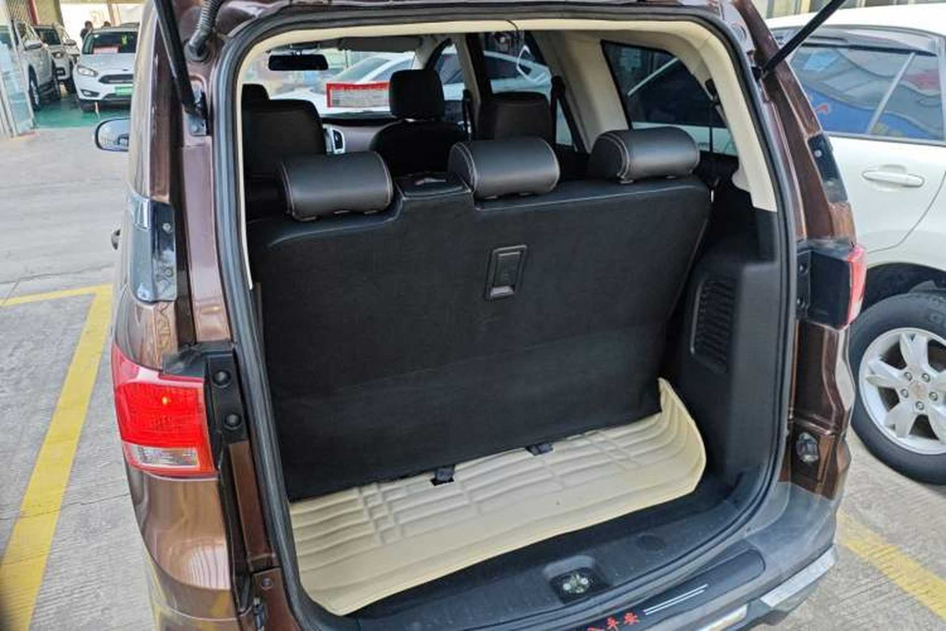 Used HYOSOW H3 2015 1.5L manual Comfort trim level Trunk
