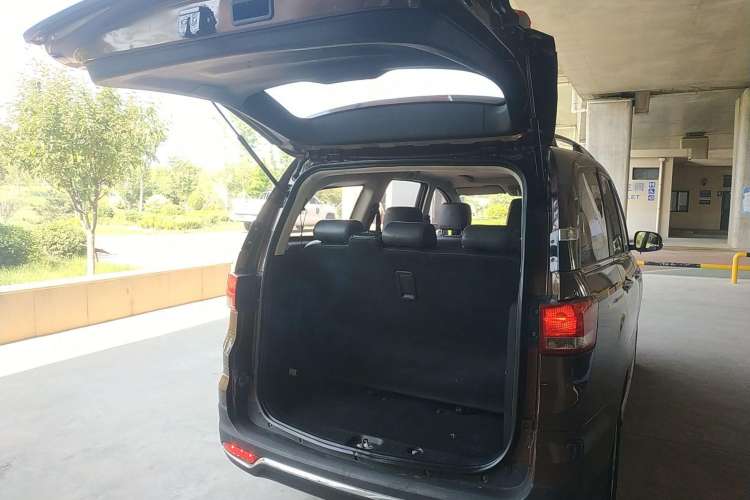 Used HYOSOW H3 2015 1.5L manual Comfort trim level Trunk