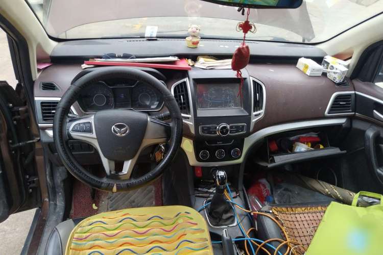 Used HYOSOW H3 2015 1.5L manual Comfort trim level Center Console