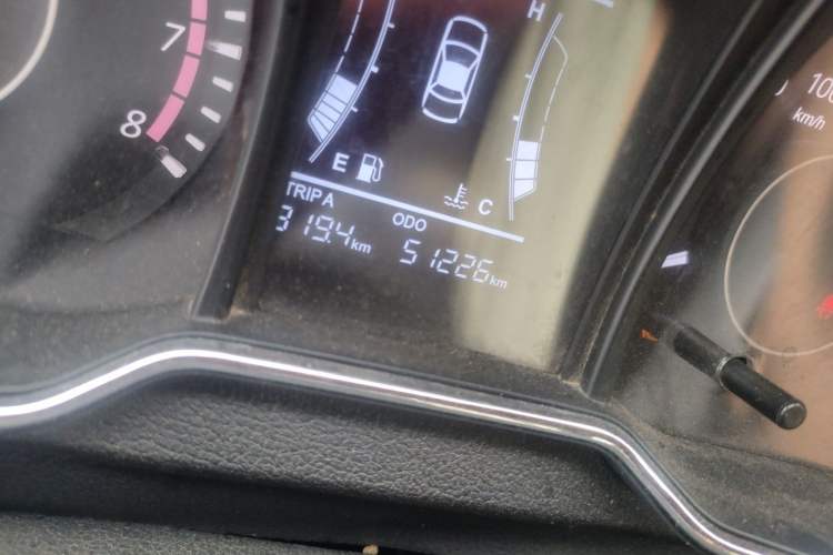 Used HYOSOW H3 2015 1.5L manual Comfort trim level Odometer Close Up