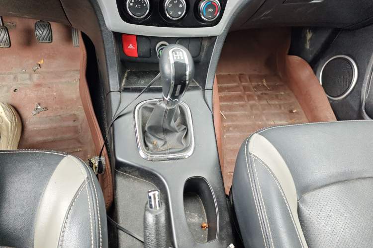 Used HYOSOW H3 2015 1.5L manual Comfort trim level Gear Lever