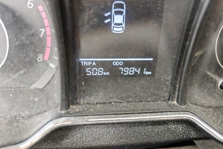 Used HYOSOW H3 2015 1.5L manual Comfort trim level Odometer Close Up