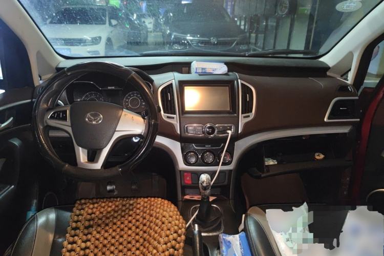 Used HYOSOW H3 2015 1.5L manual Comfort trim level Center Console