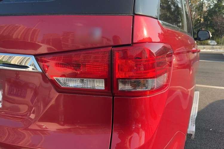 Used HYOSOW H3 2015 1.5L manual luxury version Right Rear Taillight