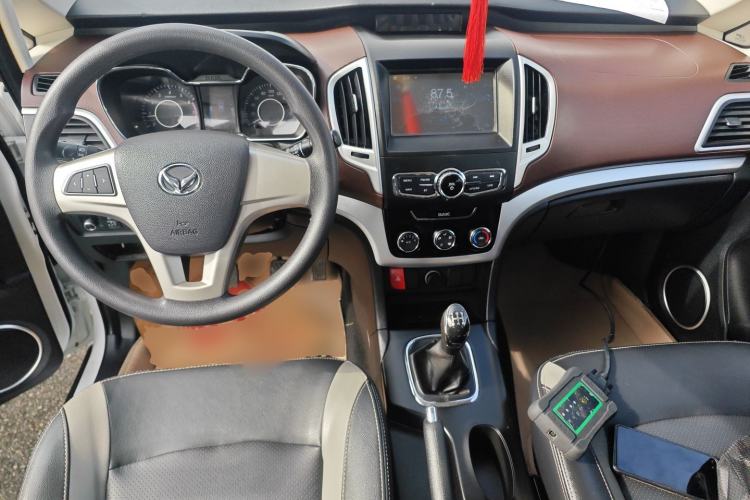 Used HYOSOW H3 2015 1.5L manual Comfort trim level Center Console
