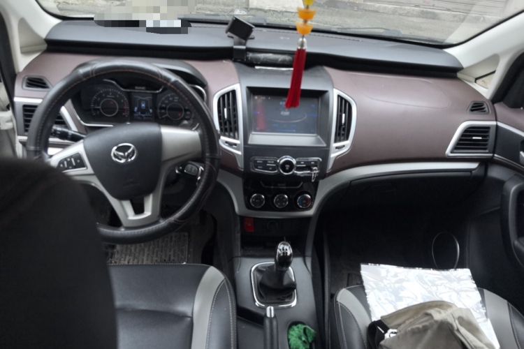 Used HYOSOW H3 2015 1.5L manual Comfort trim level Center Console