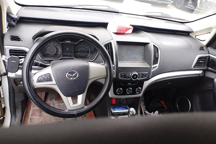 Used HYOSOW H3 2015 1.5L manual Comfort trim level Center Console