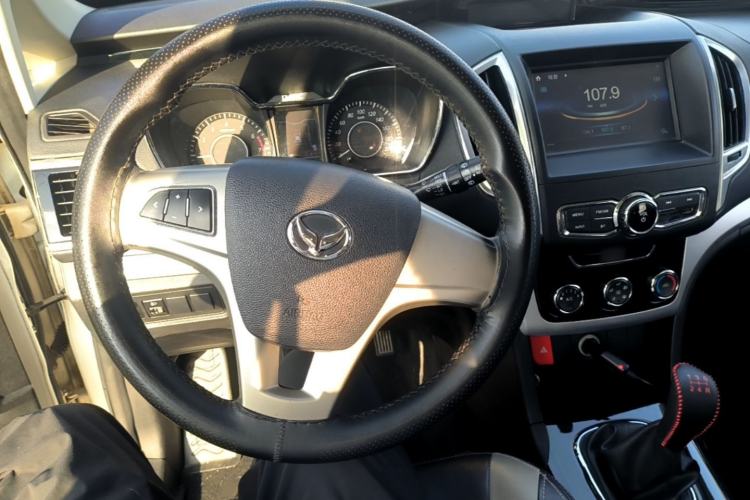 Used HYOSOW H3 2015 1.5L manual Comfort trim level Center Console