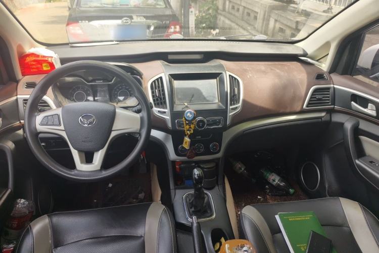 Used HYOSOW H3 2015 1.5L manual Comfort trim level Center Console