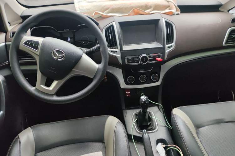 Used HYOSOW H3 2015 1.5L manual Comfort trim level Center Console