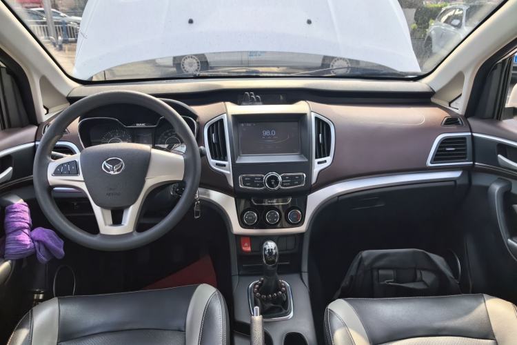 Used HYOSOW H3 2015 1.5L manual Comfort trim level Center Console