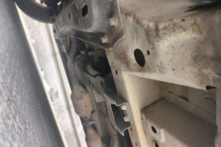 Used HYOSOW H3 2015 1.5L manual Comfort trim level Chassis Front Left