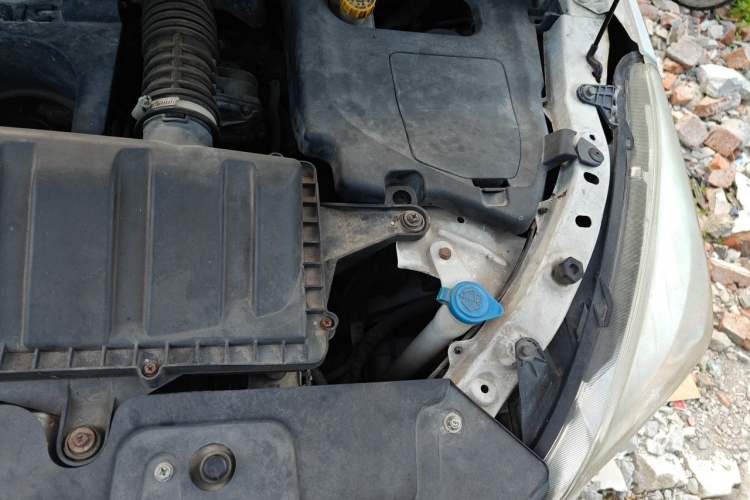 Used HYOSOW H3 2015 1.5L manual Comfort trim level Engine Bay Left
