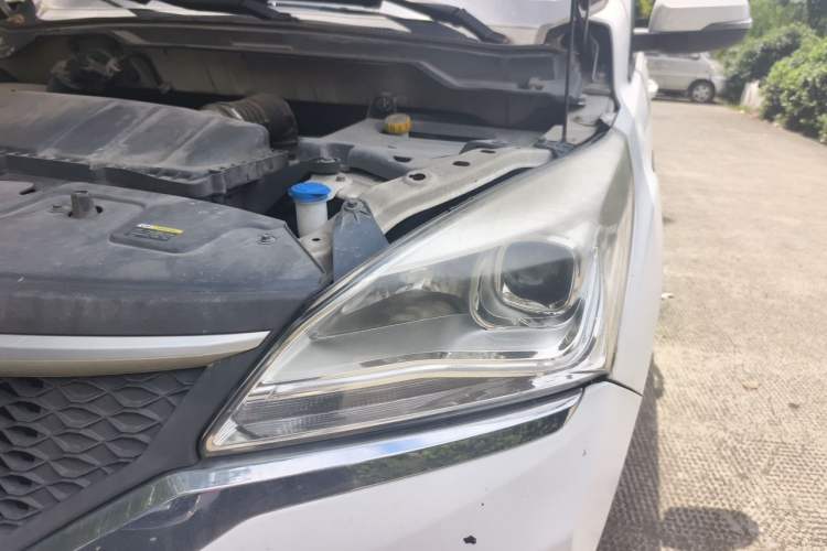 Used HYOSOW H3 2015 1.5L manual Comfort trim level Engine Bay Left