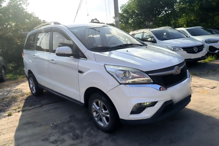 Used HYOSOW H3 2015 1.5L manual Comfort trim level Front Right 45 Deg