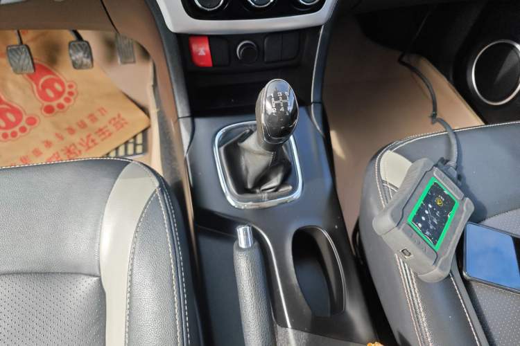 Used HYOSOW H3 2015 1.5L manual Comfort trim level Gear Lever