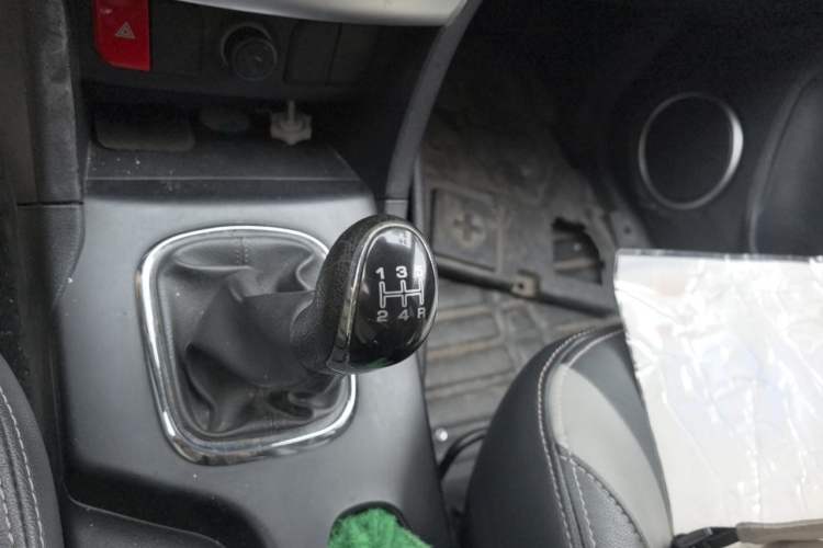 Used HYOSOW H3 2015 1.5L manual Comfort trim level Gear Lever