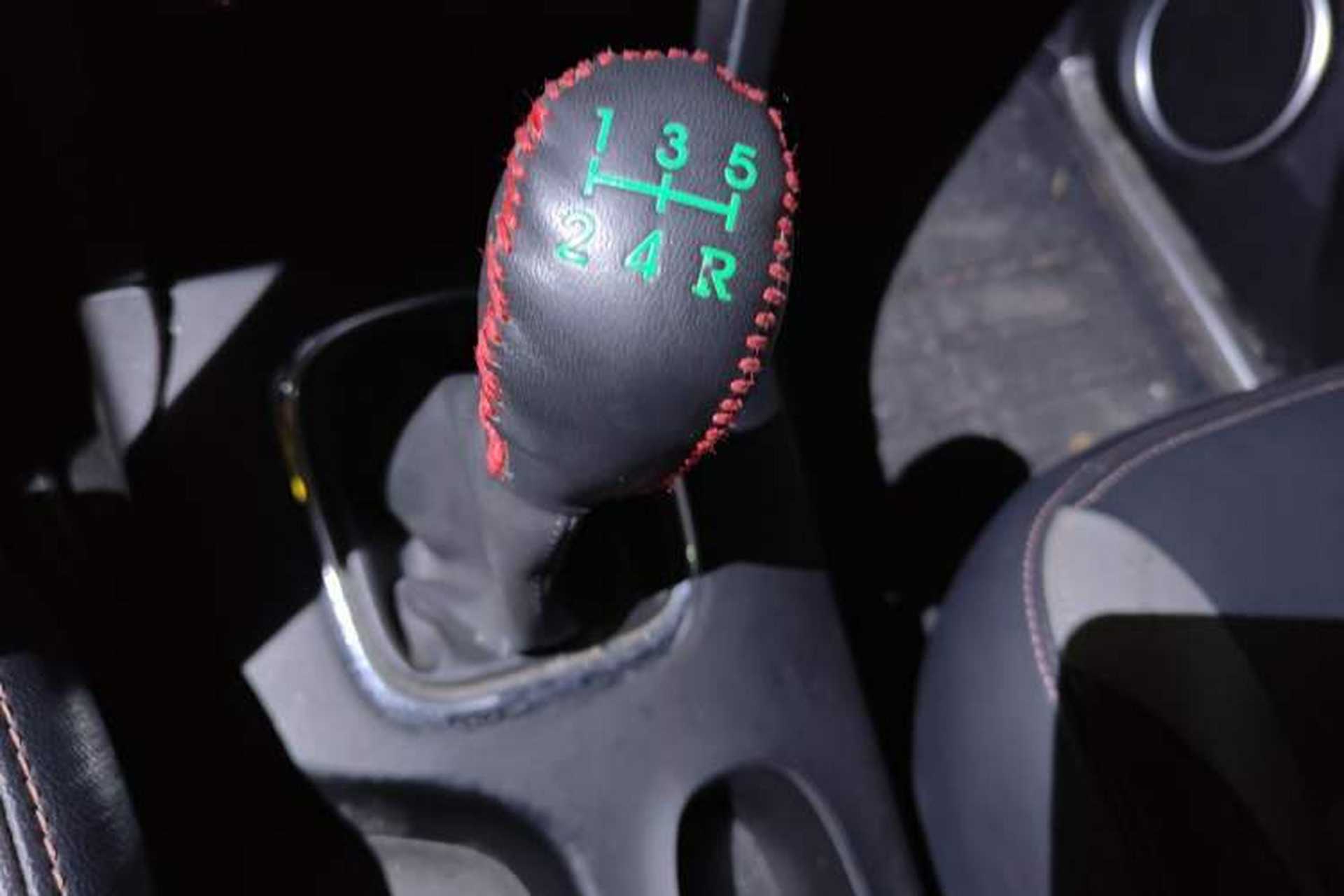 Used HYOSOW H3 2015 1.5L manual Comfort trim level Gear Lever