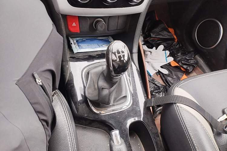 Used HYOSOW H3 2015 1.5L manual Comfort trim level Gear Lever
