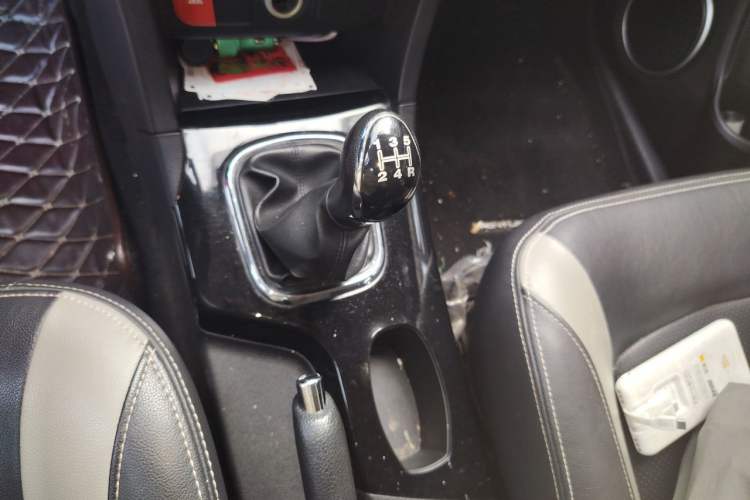 Used HYOSOW H3 2015 1.5L manual Comfort trim level Gear Lever