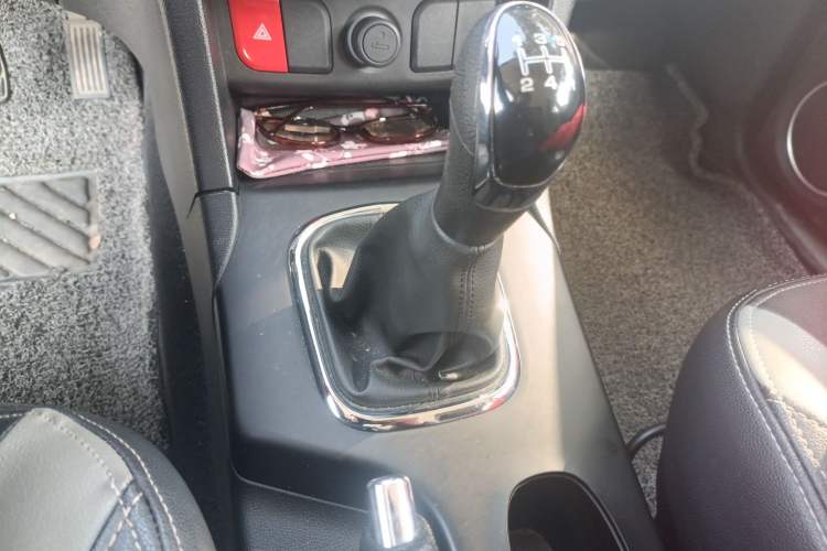 Used HYOSOW H3 2015 1.5L manual Comfort trim level Gear Lever