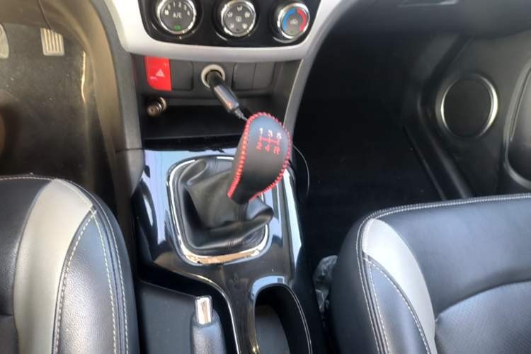 Used HYOSOW H3 2015 1.5L manual Comfort trim level Gear Lever