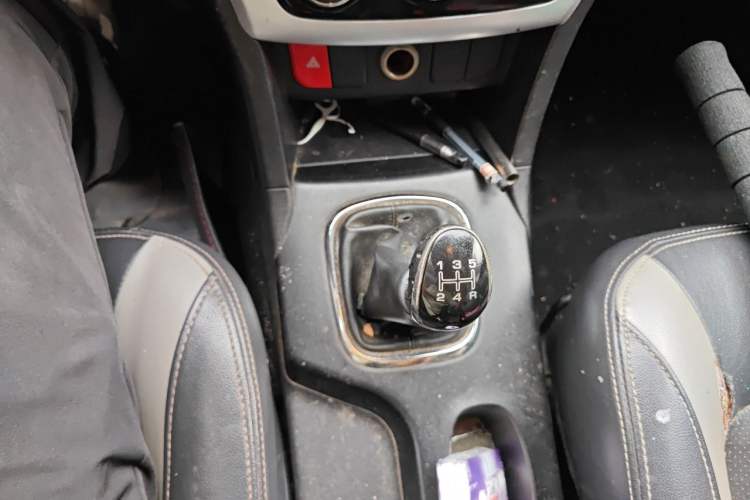 Used HYOSOW H3 2015 1.5L manual Comfort trim level Gear Lever