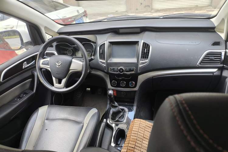 Used HYOSOW H3 2015 1.5L manual luxury version Interior 1