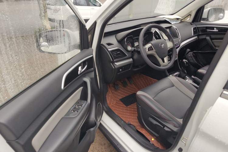 Used HYOSOW H3 2015 1.5L manual luxury version Interior 3