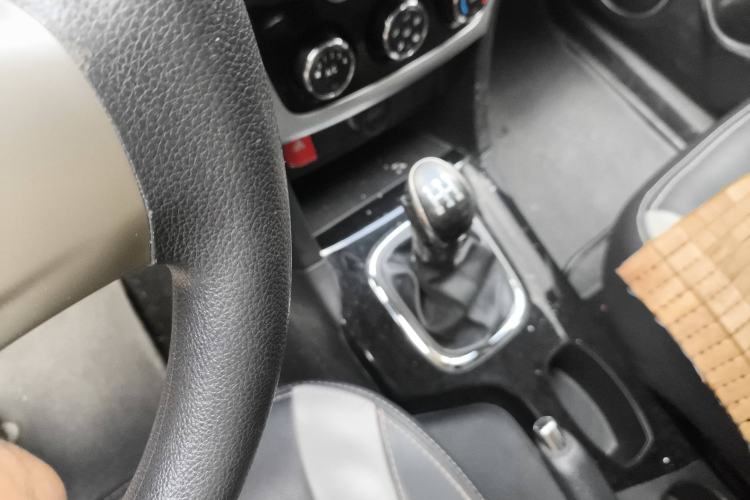 Used HYOSOW H3 2015 1.5L manual luxury version Interior 4