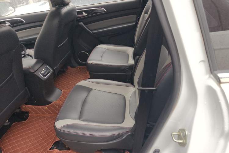 Used HYOSOW H3 2015 1.5L manual luxury version Interior 4