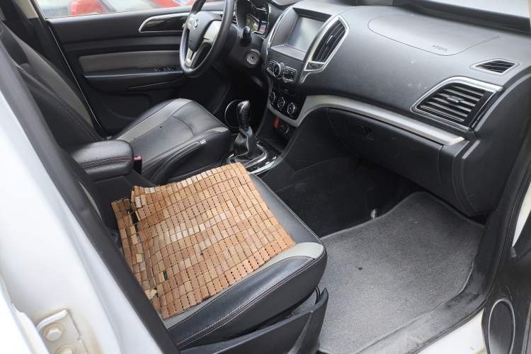 Used HYOSOW H3 2015 1.5L manual luxury version Interior 8