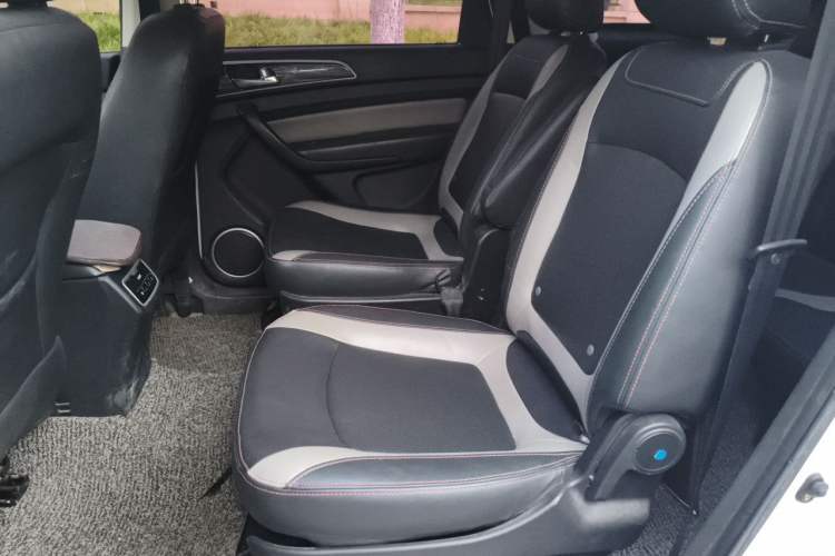 Used HYOSOW H3 2015 1.5L manual luxury version Left Rear Seat